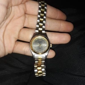 Womens quartz watch